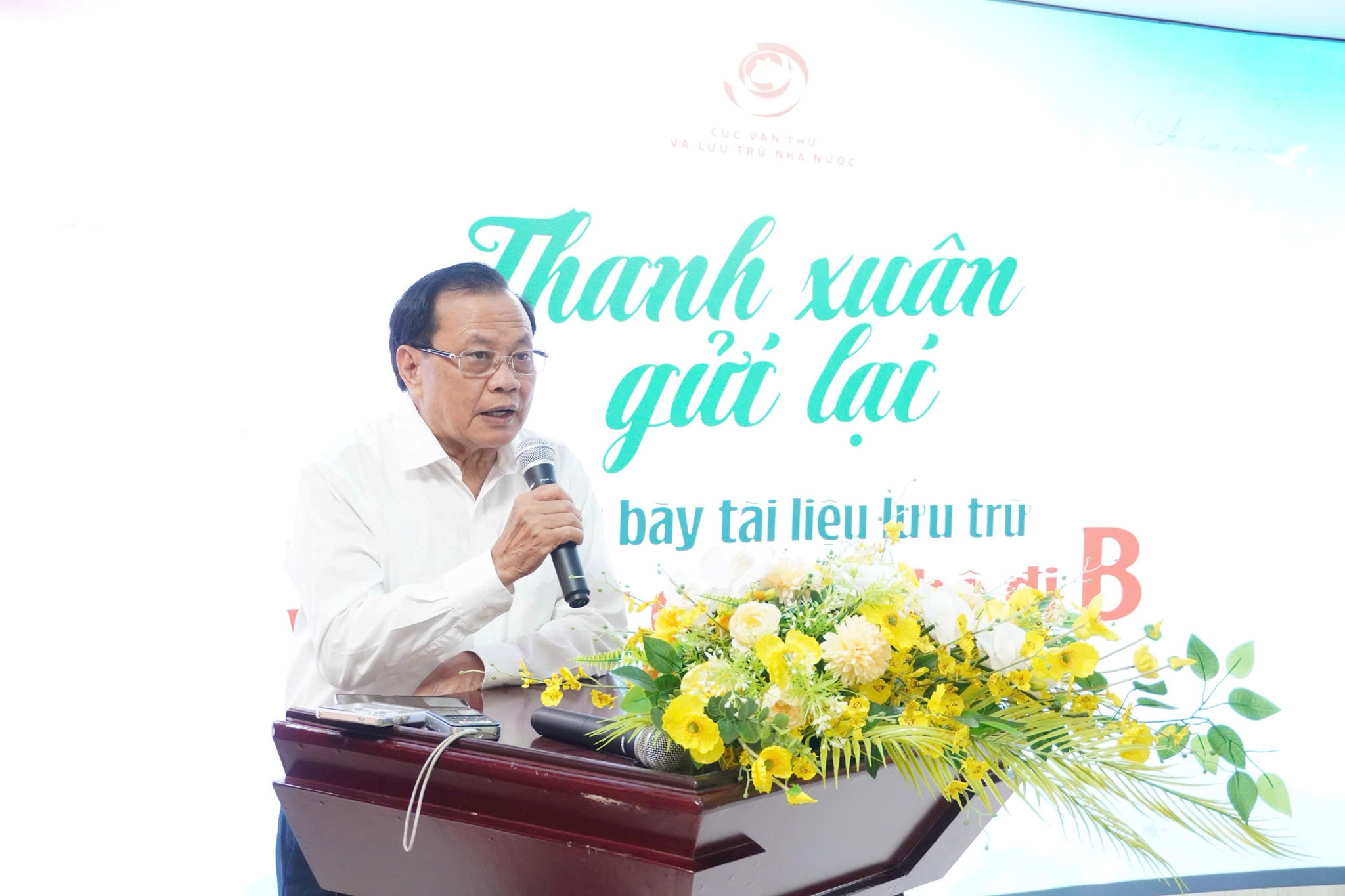 Tri ân thế hệ cán bộ đi B qua trưng bày "Thanh xuân gửi lại"